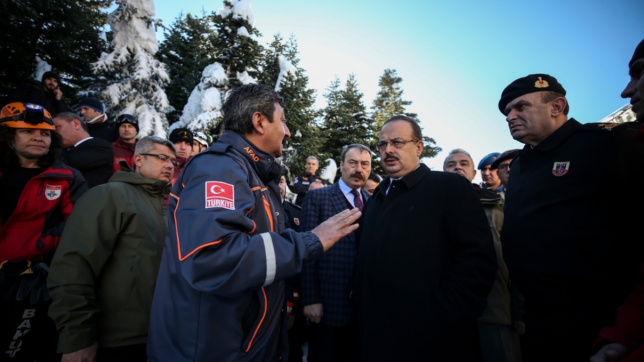 "Bölgedeki kar yığınlarını tamamen temizlemeye devam ediyoruz." 