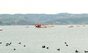 Ziyaretçiler Sapanca'da göl manzarasının tadını çıkardı