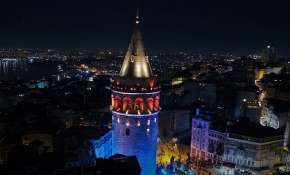 İstanbul mavi-turuncuya büründü