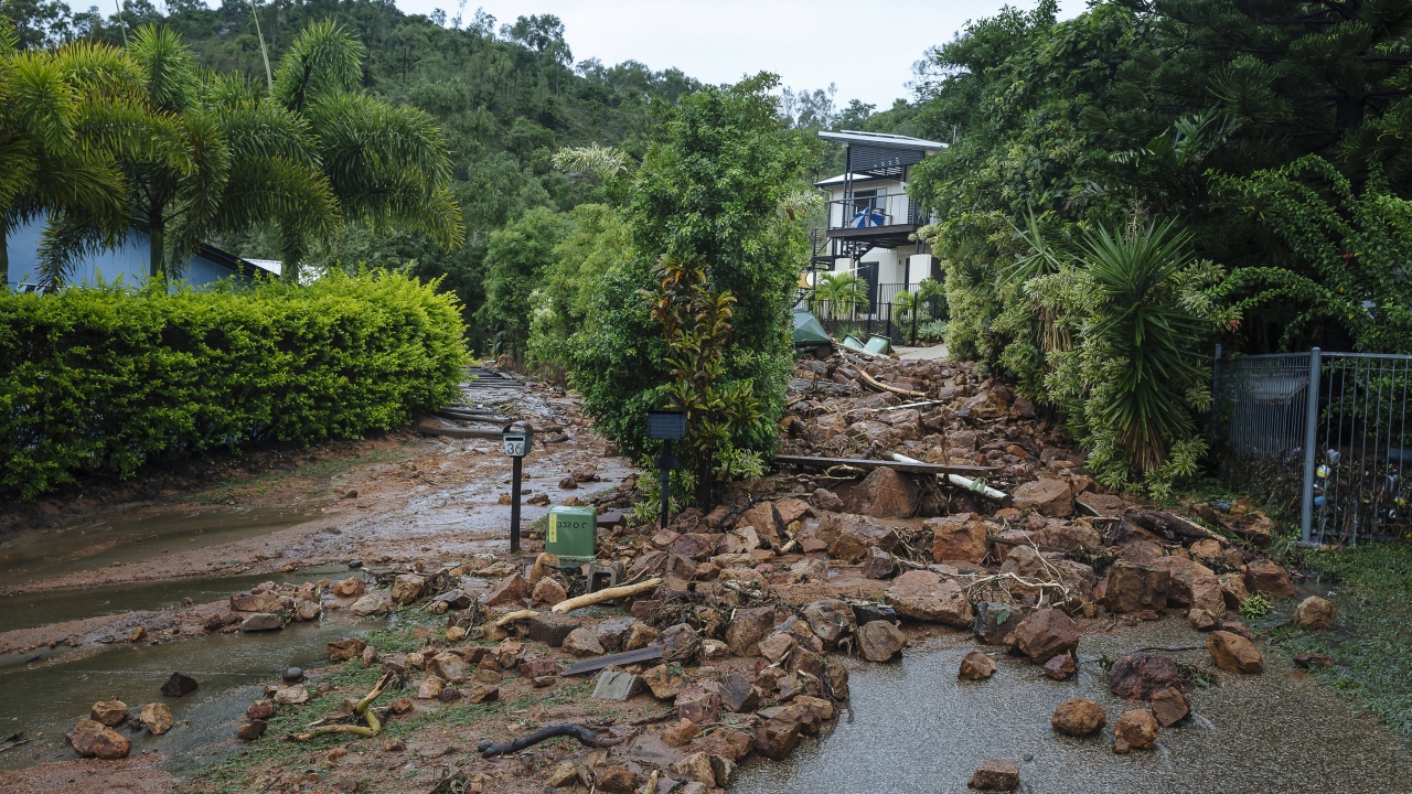 Ordunun da tahliye çalışmalarına destek verdiği bölgedeki güvenlik birimleri, selden etkilenerek nehir suyuyla yerleşim alanlarına sürüklenen timsah, yılan ve diğer vahşi hayvanlara karşı vatandaşları uyardı.