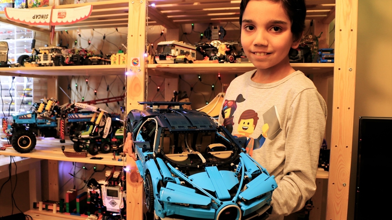"Bazı legoları evin salonundaki vitrinde sergiliyorum"