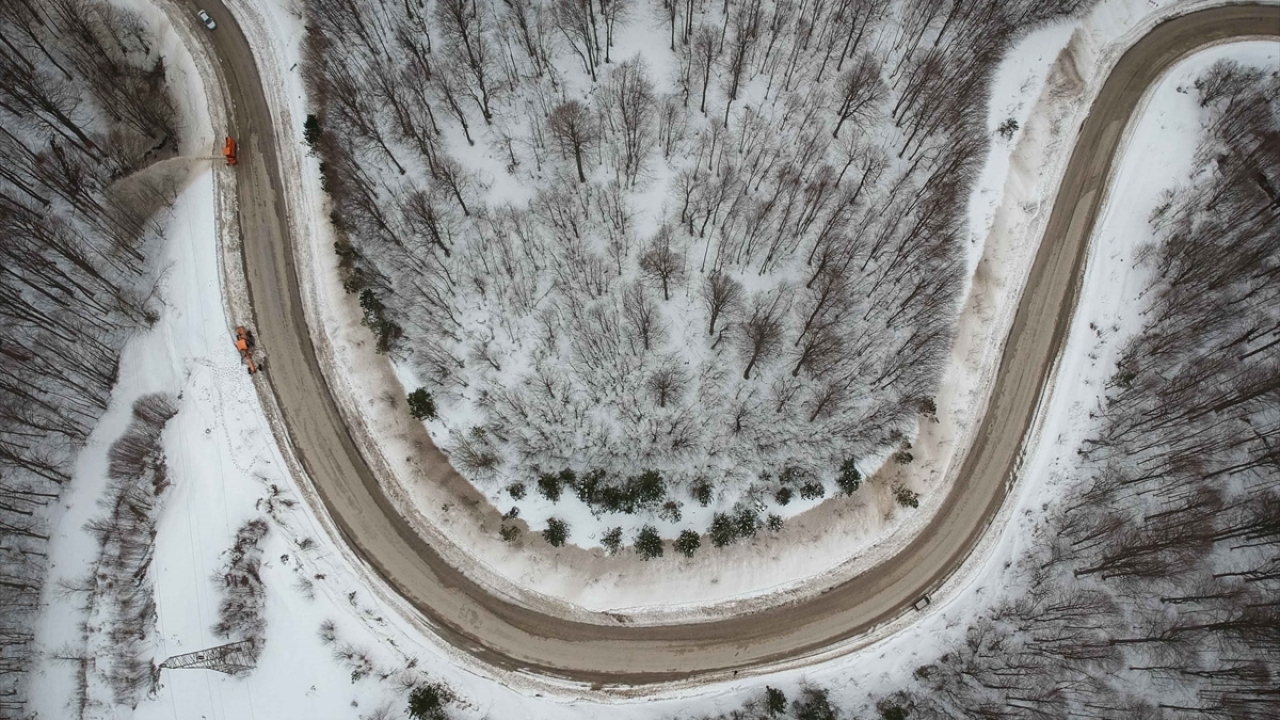 Söz konusu güzergahı kullanan vatandaşların mağdur olmaması için yoğun çaba harcayan Karayolları 14. Bölge Müdürlüğüne bağlı ekipler, mesai gözetmeksizin kar, tipi, soğuk hava demeden aralıksız çalıştı.