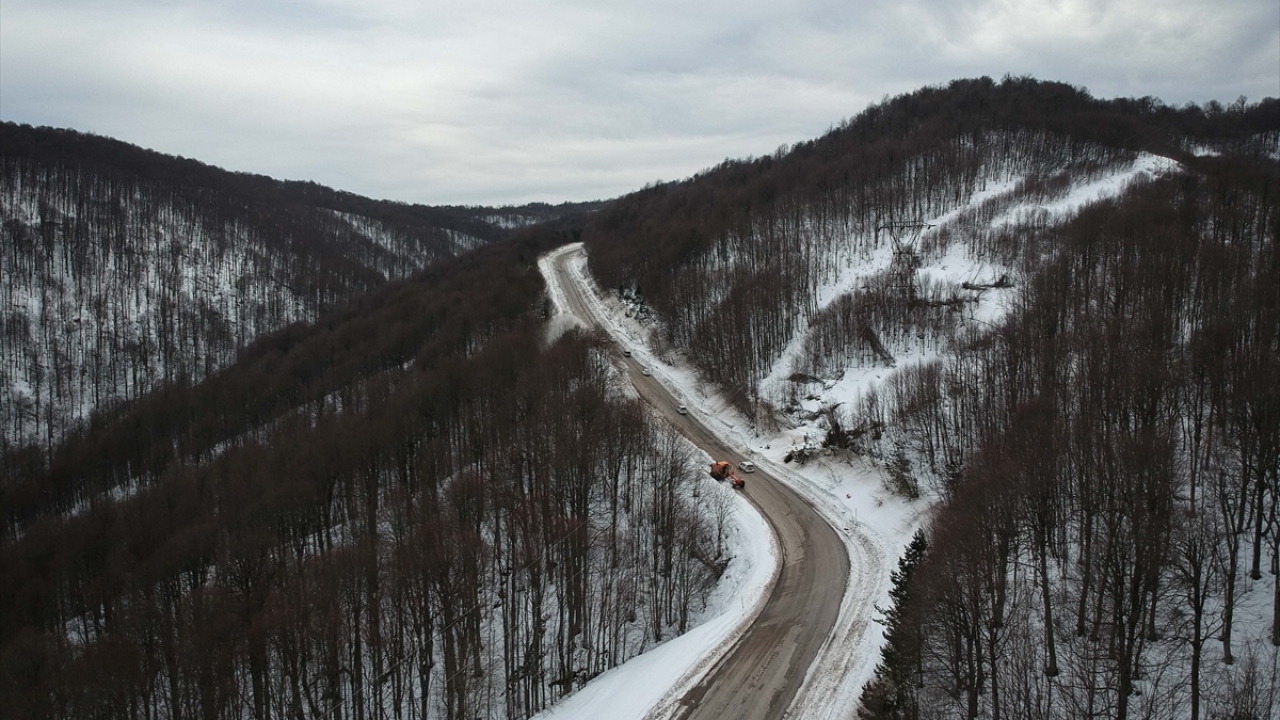 Kar temizliği çalışması, beyaza bürünmüş dağ yollarında etkileyici görüntüler oluşturuyor.
