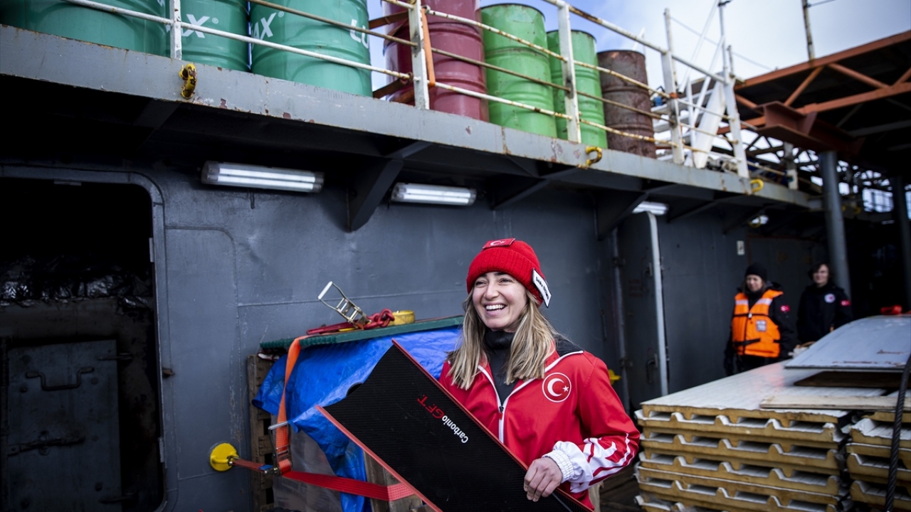 Ercümen, dalış öncesi gemideki son hazırlıklarını yaptı.