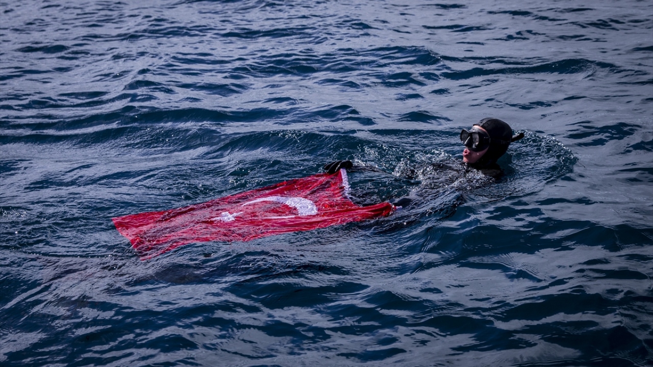 Zodyak botla dalış noktasına gelen Ercümen, su sıcaklığının 0 derece olduğu bölgede Türk bayrağı açtı.