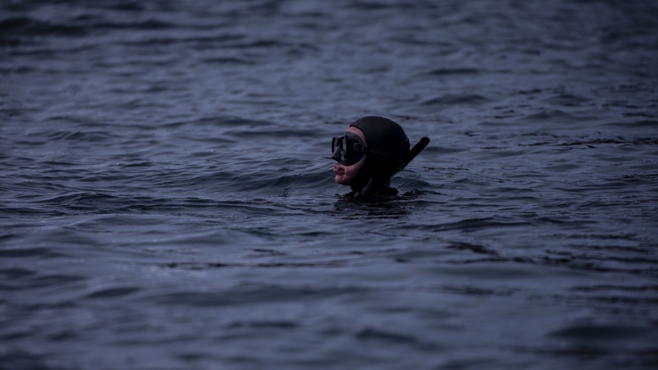 Zodyak botla dalış noktasına gelen Ercümen, su sıcaklığının 0 derece olduğu bölgede son nefes alımlarını yaptı.
