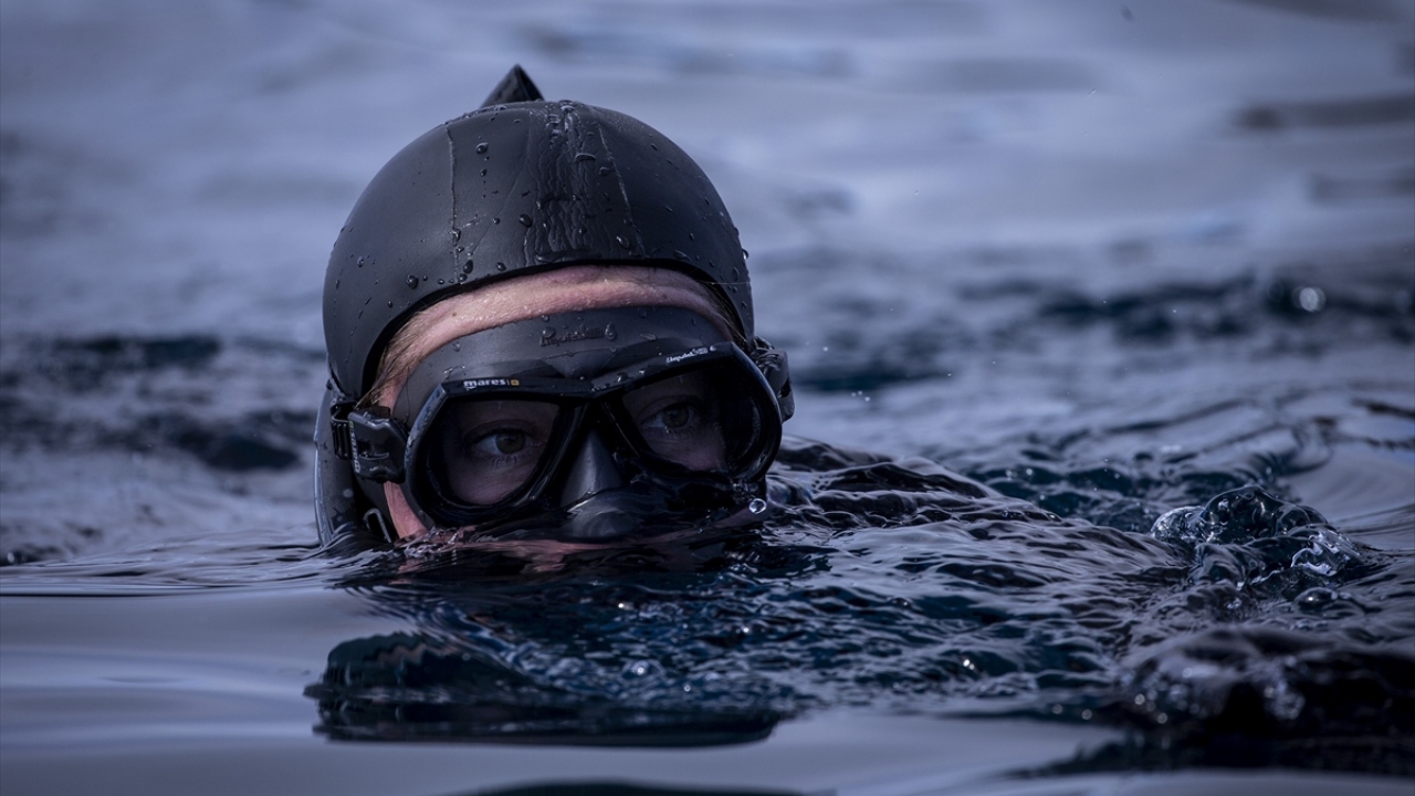 Zodyak botla dalış noktasına gelen Ercümen, su sıcaklığının 0 derece olduğu bölgede yaptığı dalışının ardından su yüzeyine çıktı.