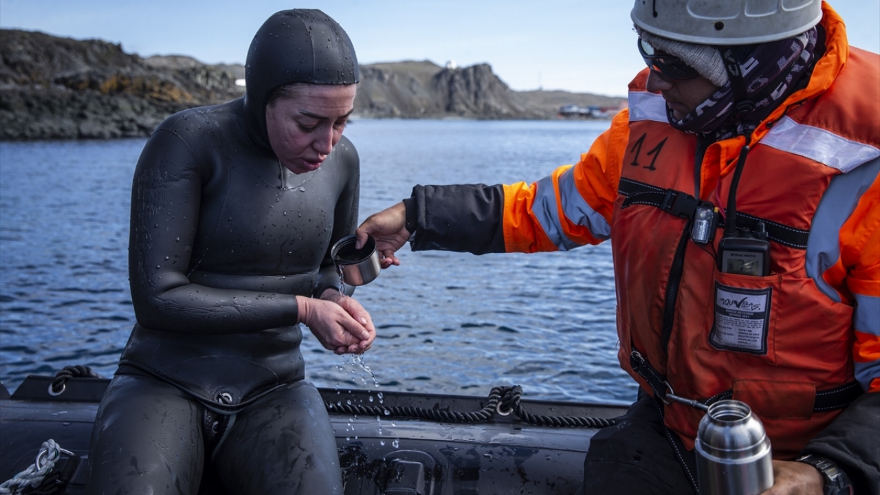 Zodyak botla dalış noktasına gelen Ercümen, su sıcaklığının 0 derece olduğu bölgede yaptığı dalışının ardından üşüyen ellerini sıcak su yardımı ile ısıttı.