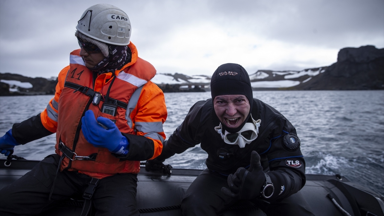 Ercümen’e eşlik eden İTÜ Gemi İnşaatı ve Deniz Bilimleri Fakültesi Gemi ve Deniz Teknolojisi Mühendisliği Dr. Öğretim Üyesi Burak Karacık (sağda), su sıcaklığının 0 derece olduğu suya girmeden önce botta kendini motive etmek için bağırdı.