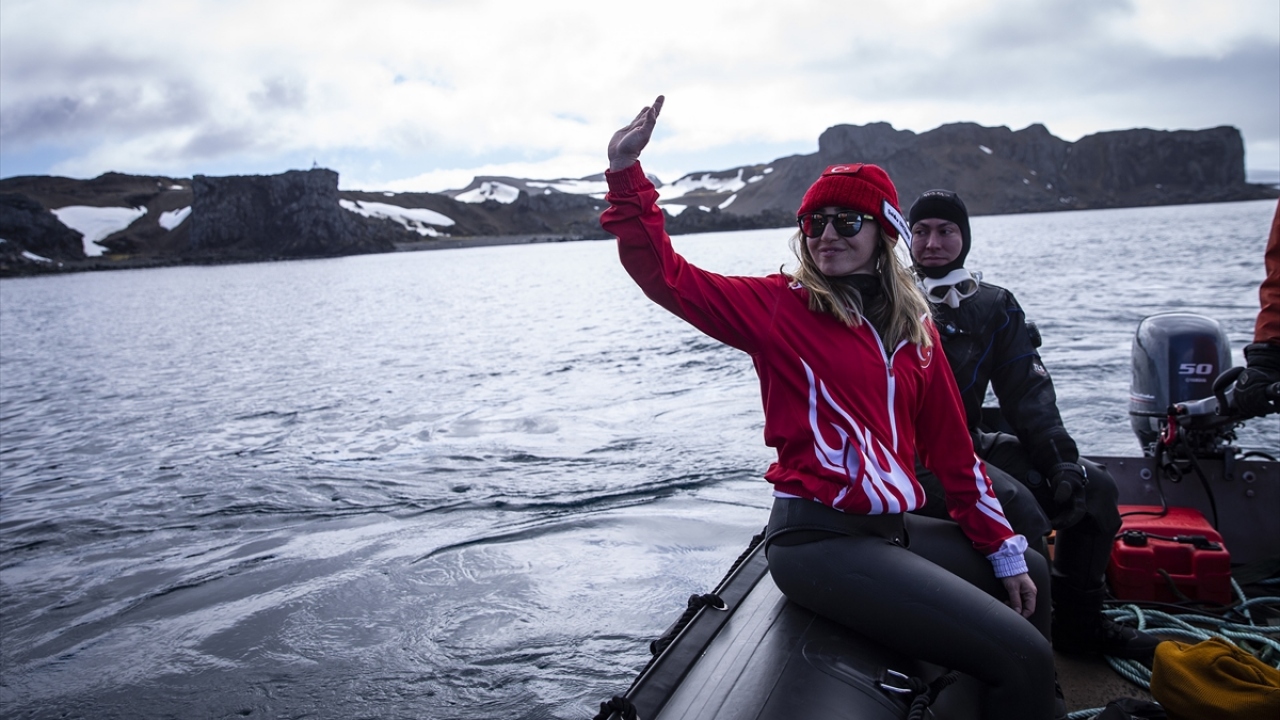 Ercümen, hazırlıklarının ardından, kendisine eşlik edecek İTÜ Gemi İnşaatı ve Deniz Bilimleri Fakültesi Gemi ve Deniz Teknolojisi Mühendisliği Dr. Öğretim Üyesi Burak Karacık (sağda) ile dalış yapacağı bölgeye gitmek üzere zodyak bota bindi.