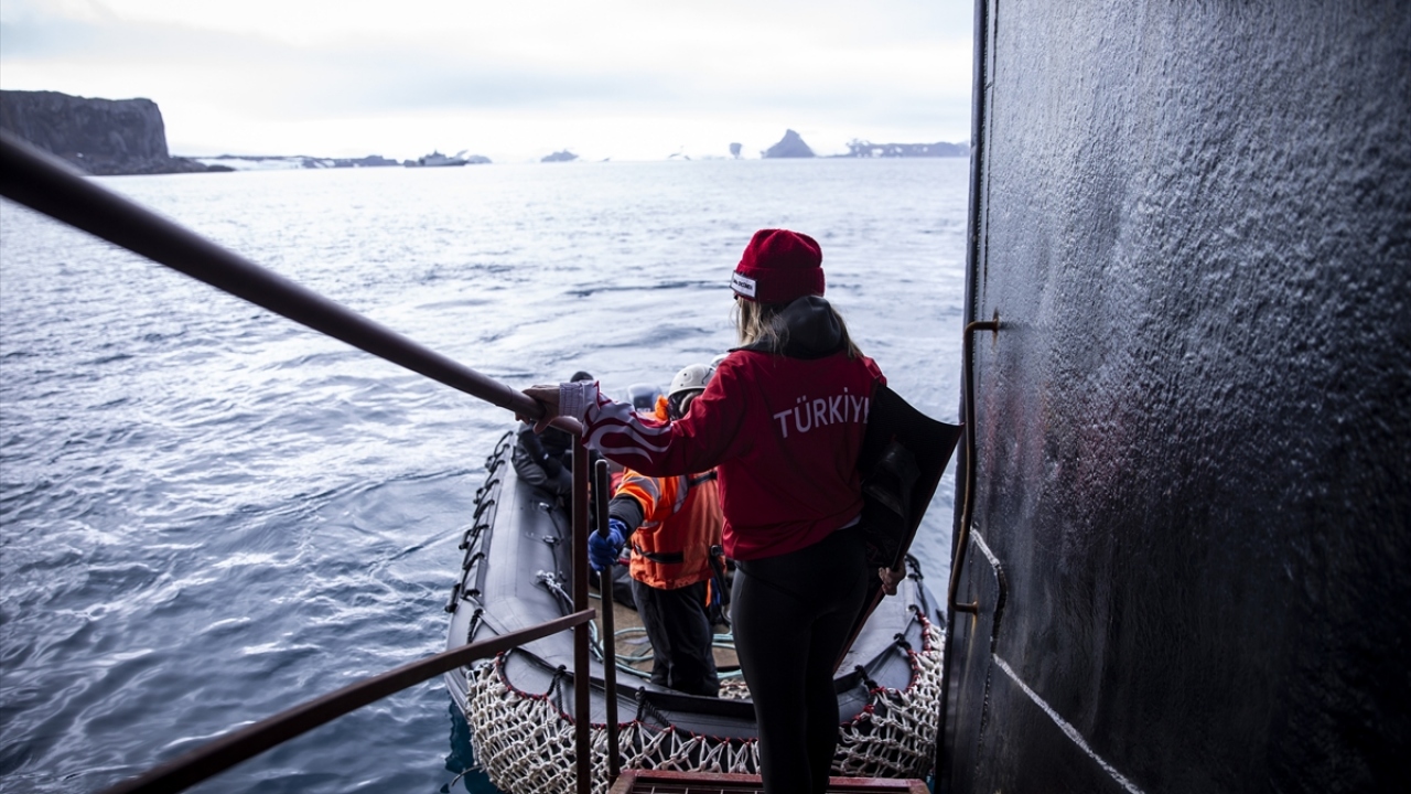 Ercümen, son hazırlıklarının ardından güverteden kendisini dalış noktasına götürecek olan zodyak bota bindi.