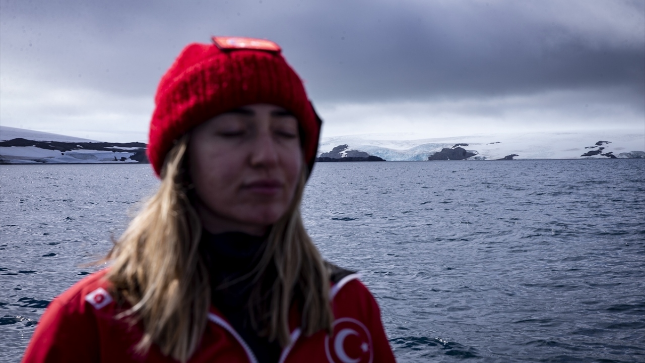 Hazırlıklarının ardından, zodyak bota binen Ercümen, dalış öncesi nefes çalışması yaptı.