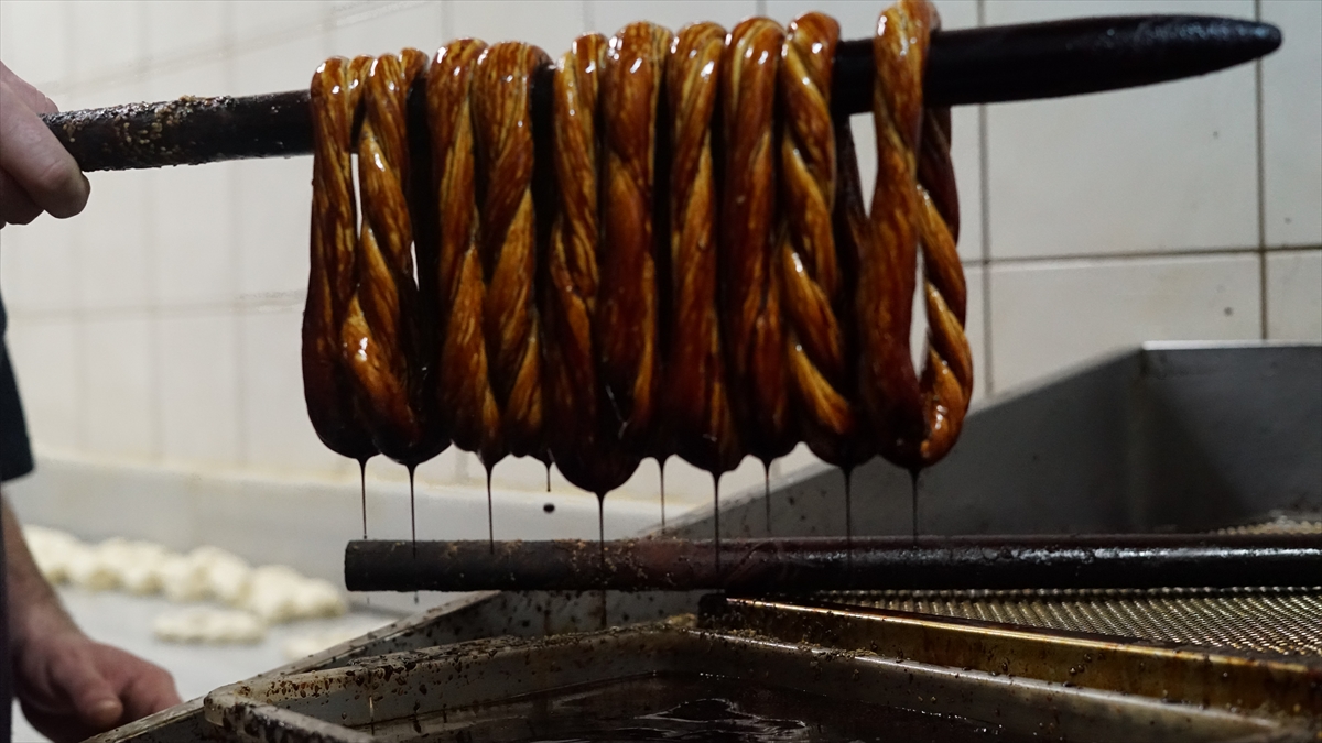 İzmit’te yaklaşık olarak 20 yıldır simit satıcısı olan Umut Kiral, yaptığı açıklamada, her gün 4000- 5000 civarında simit sattığını ifade etti. 