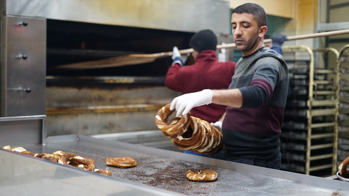 İzmit simidini diğer simitlerden ayıran en önemli özelliğinin pekmez kullanılması olduğunu belirten Kiral, şöyle devam etti: 