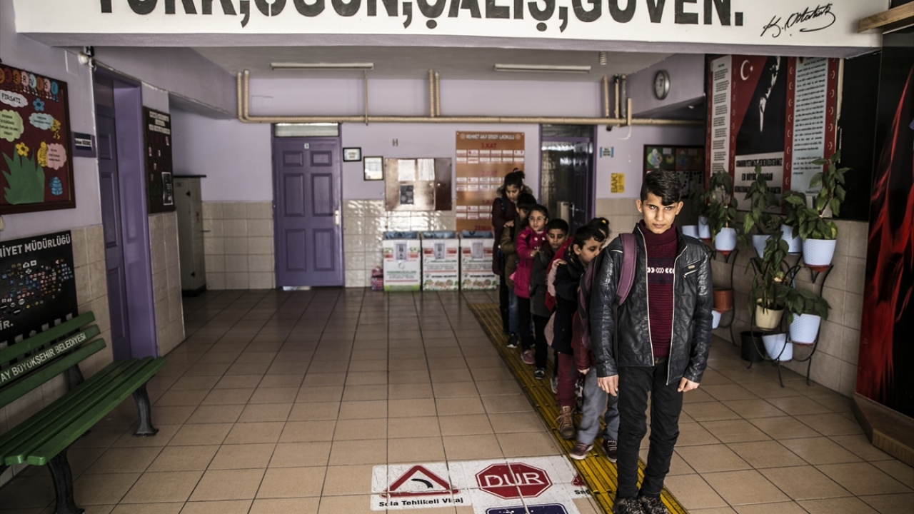 Yaklaşık 7 yıldır öğretmenlik yapan Avşar, Reyhanlı ilçesindeki Mehmet Akif Ersoy İlkokulunda öğrenimine devam eden aralarında Suriyelilerin de olduğu 10 görme engelli öğrencinin gözü kulağı oldu.