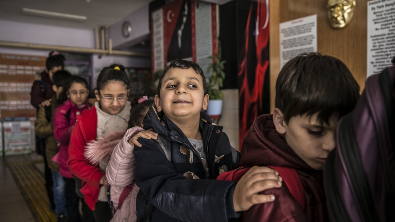 Çocukların bir an olsun yanından ayrılmayan Avşar, öğrencilerin okul sevgisini ve derslerindeki başarılarını artırmak için her gün düzenli olarak saz eşliğinde şarkılar söylüyor.