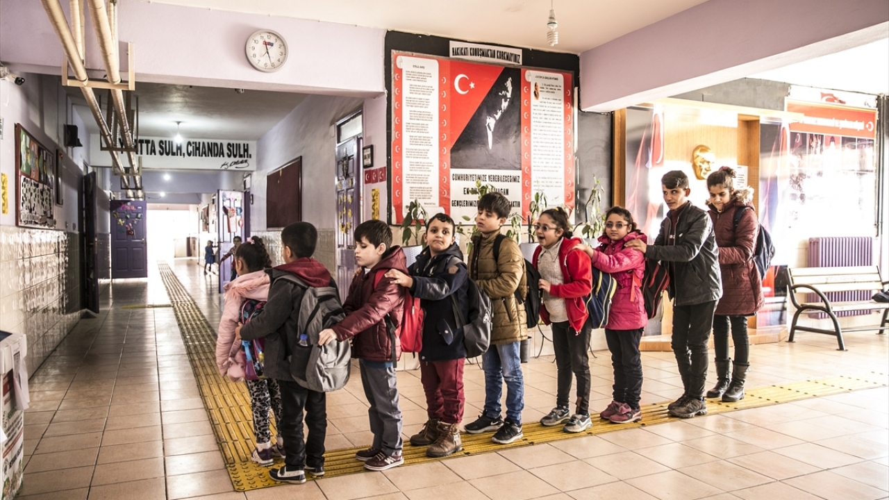 Mehmet Avşar, yaptığı açıklamada, çok sevdiği 10 görme engelli öğrencisinin olduğunu belirterek, derslerin en iyi şekilde işlenmesi için gayret gösterdiğini söyledi.