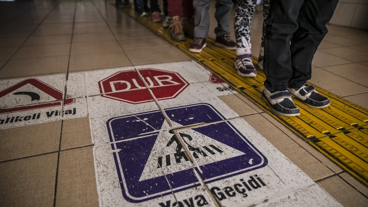 Okulun fiziki şartlarının da öğrencilere uygun dizayn edildiğini anlatan Avşar, zemindeki sarı renkli hissedilebilir yürüme yoluyla görme engelli öğrencilerin okula giriş ve çıkışlarında zorluk yaşamadıklarını dile getirdi.