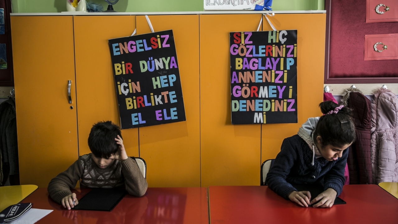 Avşar, ders aralarında da öğrencilerle çeşitli oyunlar oynadıklarını belirterek, gösterilen çaba sonucu okuldaki diğer öğrencilerle uyum sorununu ortadan kaldırdıklarını aktardı.