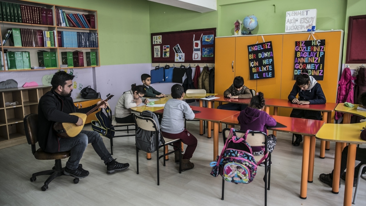 Müziğin çocuklar üzerinde olumlu etkiler bıraktığını vurgulayan Avşar, şöyle konuştu: