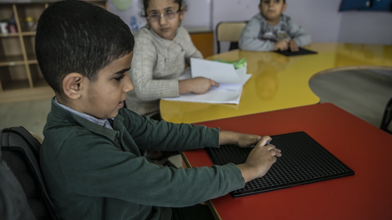 Görme engelli öğrencilerden 16 yaşındaki Mahmut Uzuner de öğretmeninin derslerde saz çalmasının kendilerini mutlu ettiğini belirtti. 