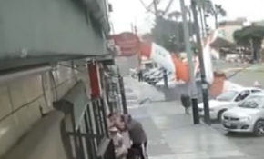 Peru'da uçak caddeye düştü