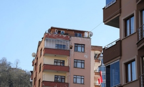 Markete gitmeye üşenince evinin balkonuna "teleferik" kurdu