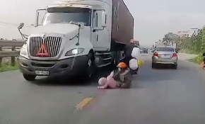 Motosikletten düşen anne ve bebeği kamyonun altında kalmaktan son anda kurtuldu