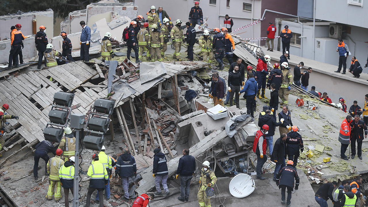 Cevizli Mahallesi Bankalar Caddesi Sema Sokak`ta bulunan 6 katlı bir bina çöktü.