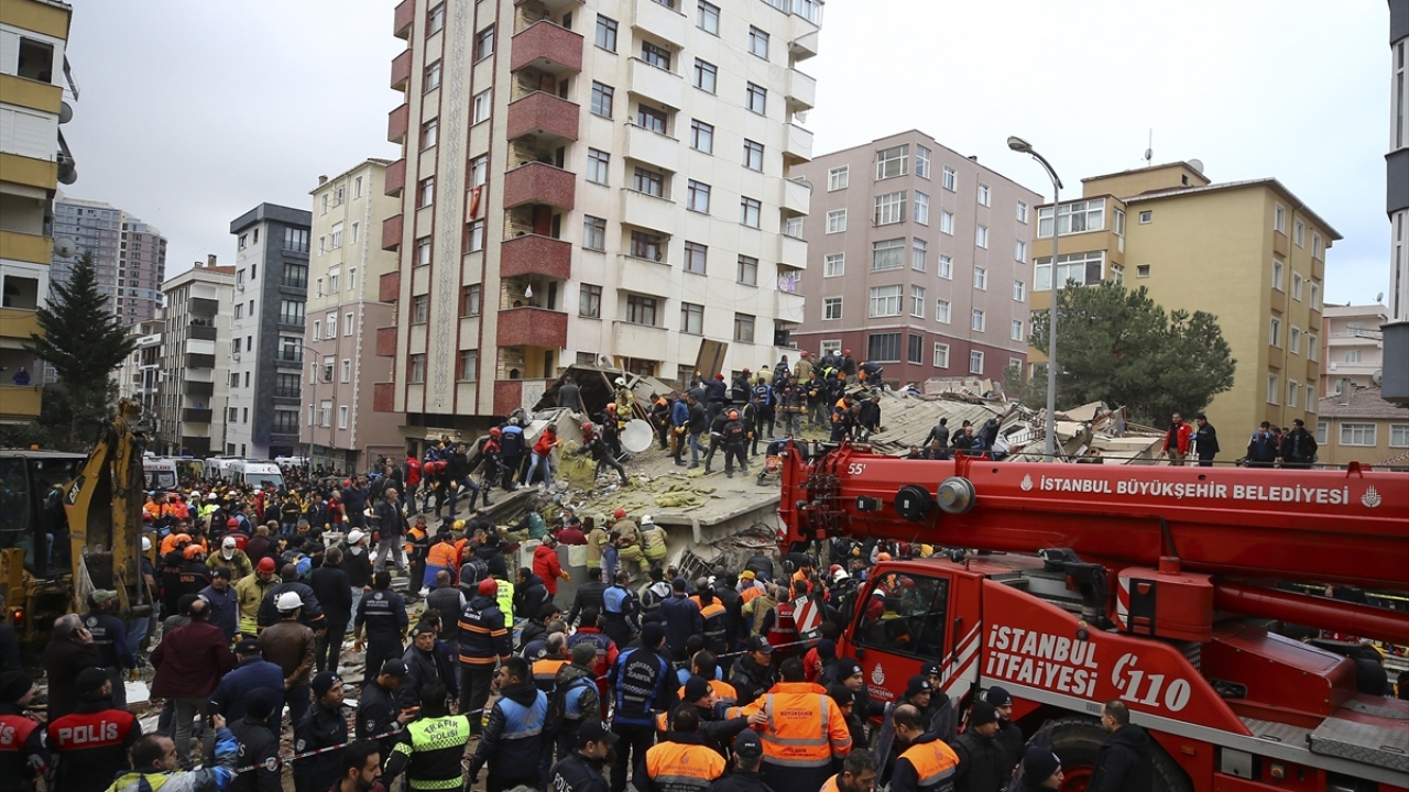 İhbar üzerine olay yerine çok sayıda AFAD, polis, sağlık ve itfaiye ekibi sevk edildi. 