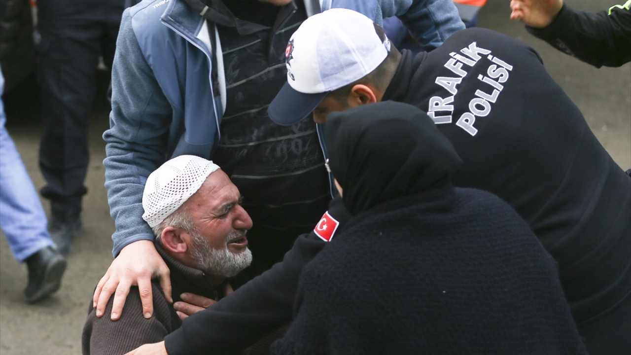 Soylu ve Kurum, evlerinden tahliye edilenler ve yakınlarından haber alamayan vatandaşlarla da bir araya geldi.