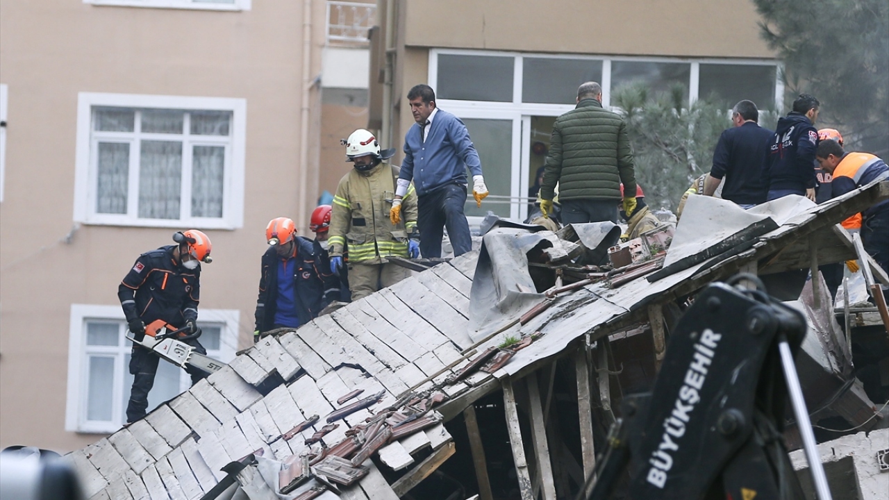 Çöken binada 3 kişi hayatını kaybetti, 12 kişi yaralı kurtarıldı.