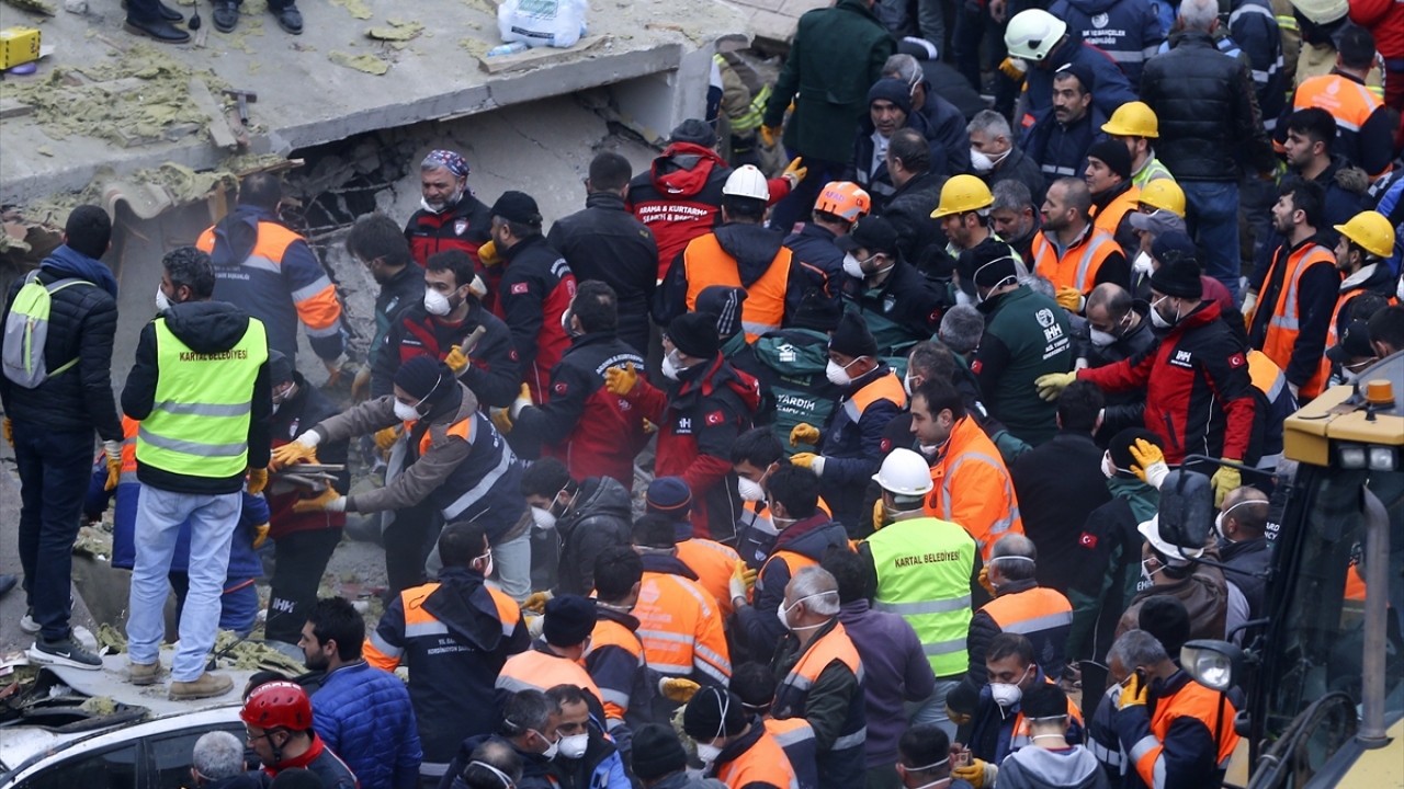 İncelemeler sırasında AFAD Başkanı Mehmet Güllüoğlu, Soylu ve Kurum`a eşlik etti.