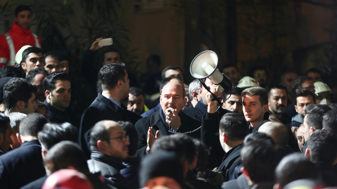 Çalışmalar hakkında bilgi alan Soylu ve Kurum daha sonra yıkılma tehlikesi bulunan diğer binayı da inceledi.