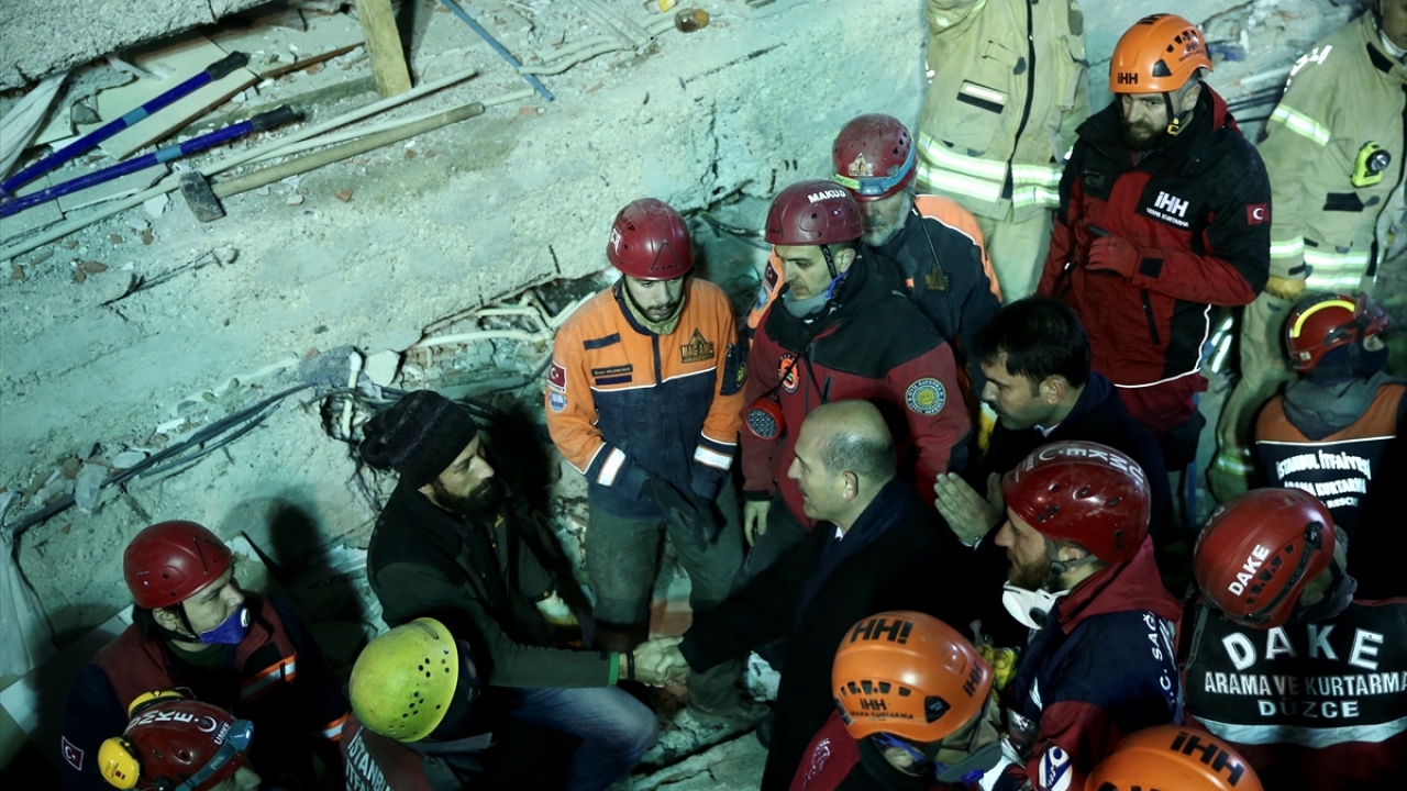 Bakan Kurum ve Soylu, önceliklerinin enkaz altındaki vatandaşların sağ salim çıkarmak olduğunu söyledi. 
