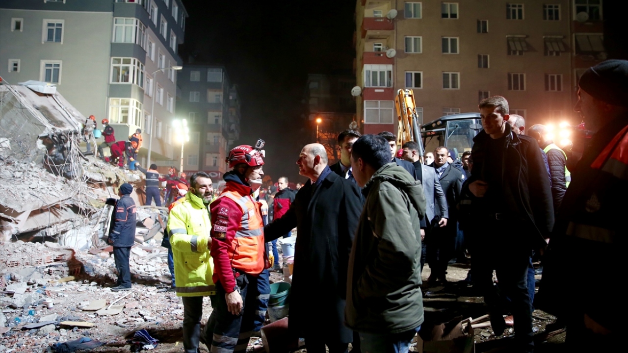 Soylu ve Kurum kriz masasından ayrılarak 2. kez enkaz alanına geldi.