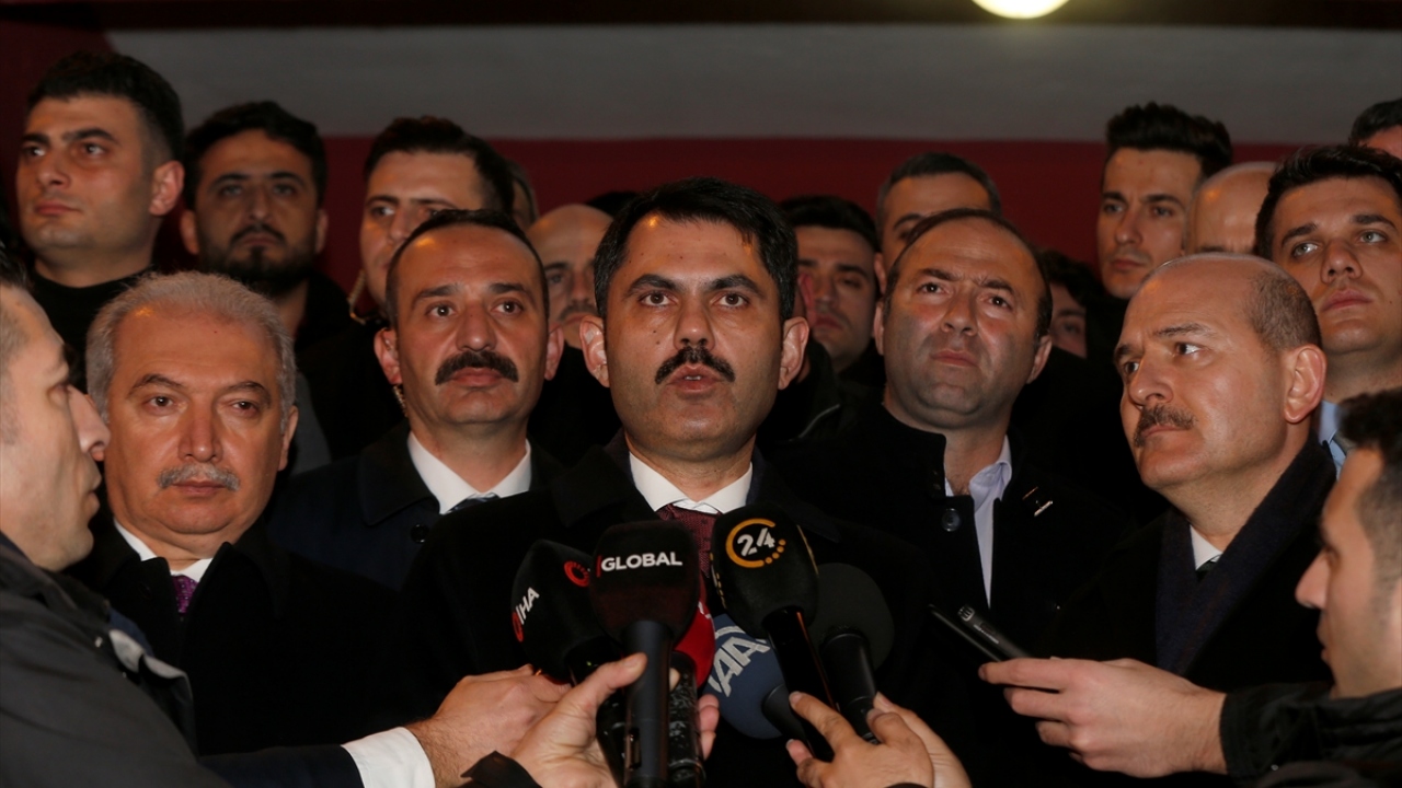 Çevre ve Şehircilik Bakanı Murat Kurum ise, çöken binanın yakınındaki 7 bina emniyet amaçlı boşaltıldığını, 5 ayrı noktada kurtarma operasyonun sürdüğünü duyurdu.