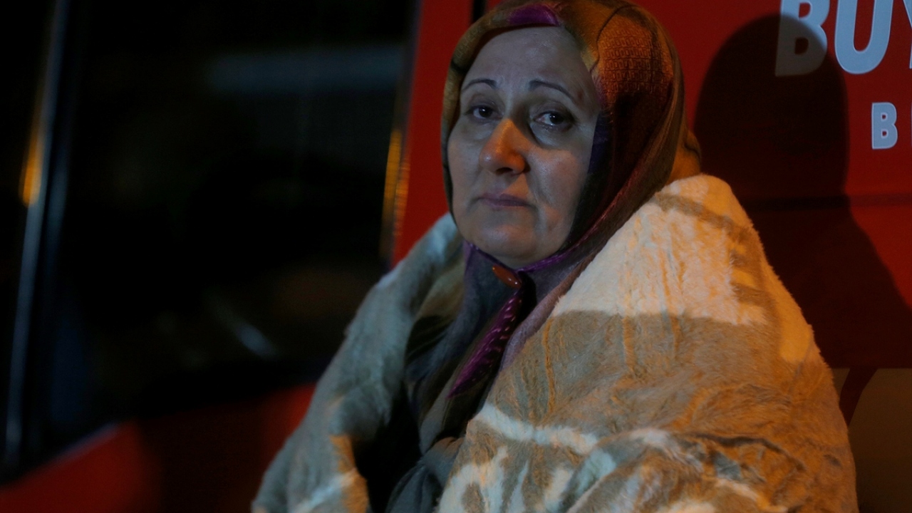 Kartal`da çöken binada enkaz kaldırma çalışmaları devam ederken kayıp yakınlarının bekleyişi de sürüyor.