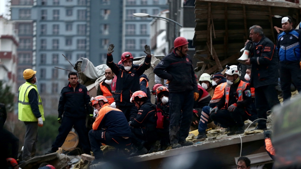 Olay yerinde güvenlik şeridi oluşturulurken, kurtarma ekipleri çalışmalarına başladı. Çöken binada oturanların olduğu belirtildi.
