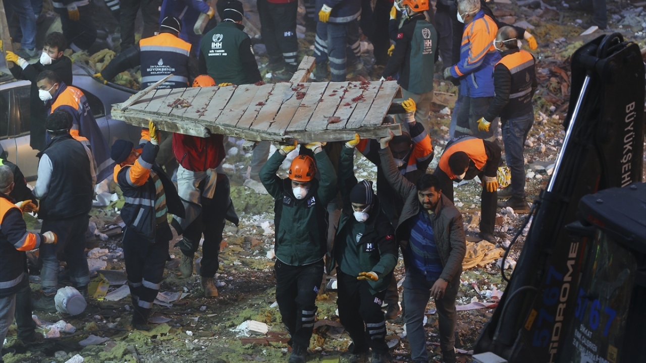 Gün içerisinde 2 kişinin hayatını kaybettiği, 8 kişinin de kurtarıldığı haberi geldi.