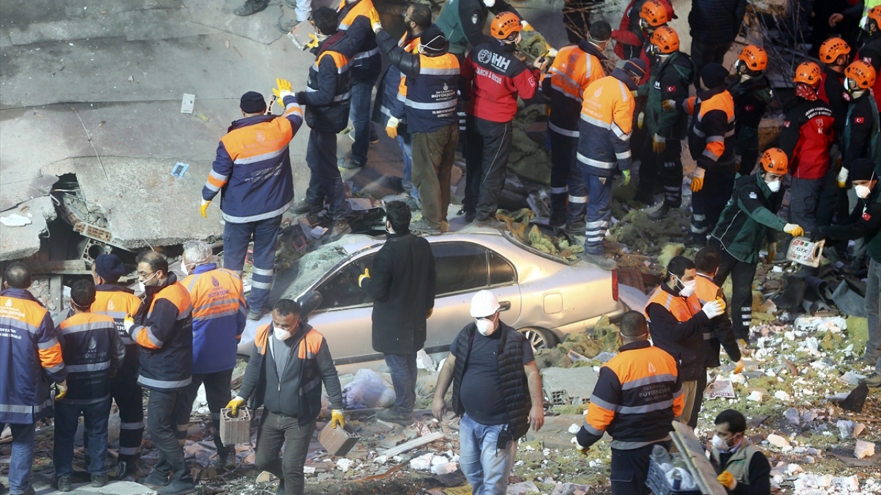 Bina enkazının altında çok sayıda aracın kaldığı da görüldü. 