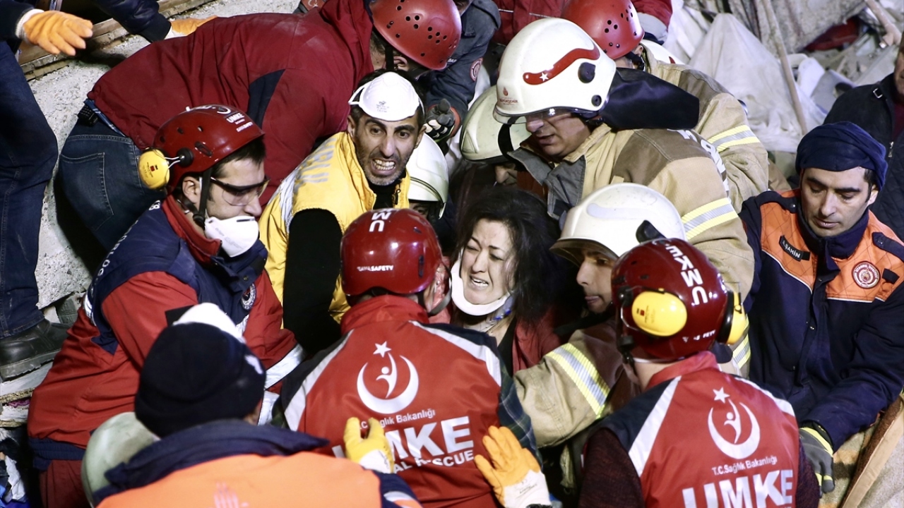 Kartal`da çöken 7 katlı binanın enkazında arama kurtarma çalışmaları devam etti. Enkaz altından bir kişi yaralı olarak çıkarıldı.