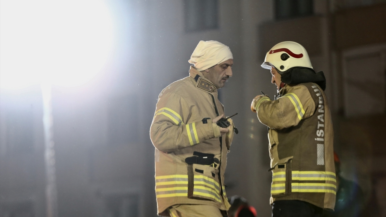Bu arada, ekiplerin çalışmaları sırasında, çatının bir bölümünde yeniden çökme yaşandı. 