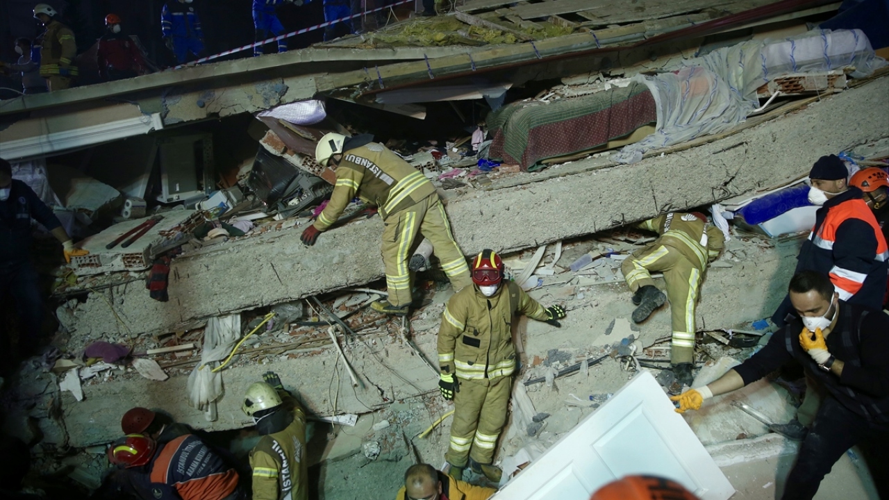 İçişleri Bakanı Süleyman Soylu, geç saatlerde olay yerinden yaptığı açıklamada ise çöken binanın enkazından 1`i ağır 4 kişinin daha kurtarıldığını söyledi. 