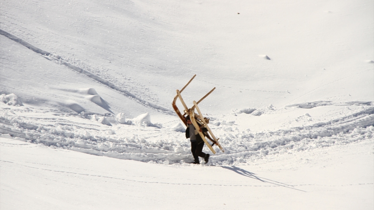 Köy sakinleri kara bata çıka taşıdıkları meşe dallarındaki yapraklarla hayvanlarını besliyor, dalları ise yakacak olarak kullanıyor. 