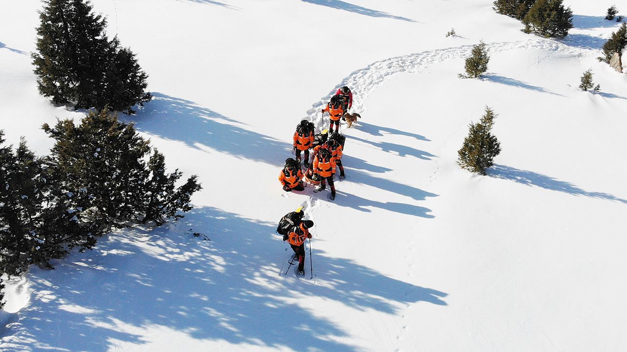 Kış tatilini Ergan Dağı`nda geçirmek isteyen yerli ve yabancı binlerce kayakseveri ağırlayan Ergan Dağı Kış Sporları ve Doğa Turizm Merkezi, çam ağaçları arasında ve göl kenarında yer alan eşsiz doğal güzellikleriyle ziyaretçilerine kayak imkanları sunuyo