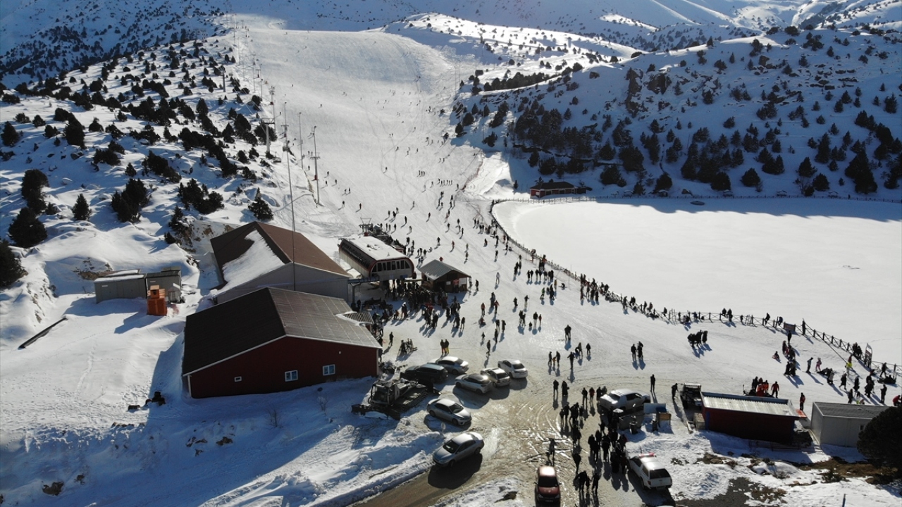 Her kış sezonu binlerce yerli ve yabancı turisti misafir eden kayak merkezinde kayarken zaman zaman pistlerden çıkıp, kaybolan ve telesiyejlerde mahsur kalanların imdadına ise Mehmetçik koşuyor.