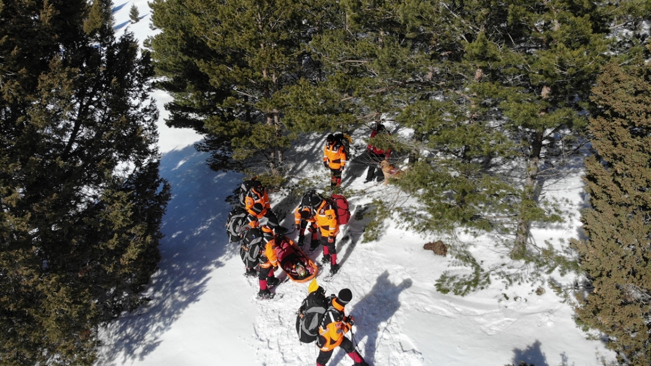 Merkezin birinci etap pist bölgesinde bu tür olaylara müdahale için konuşlu olan İl Jandarma Komutanlığına bağlı JAK ve JÖAK timleri, hem kayaklı hem de kar üstü araçlı devriyelerle pistlerde 24 saat esasına dayalı görev yapıyor.