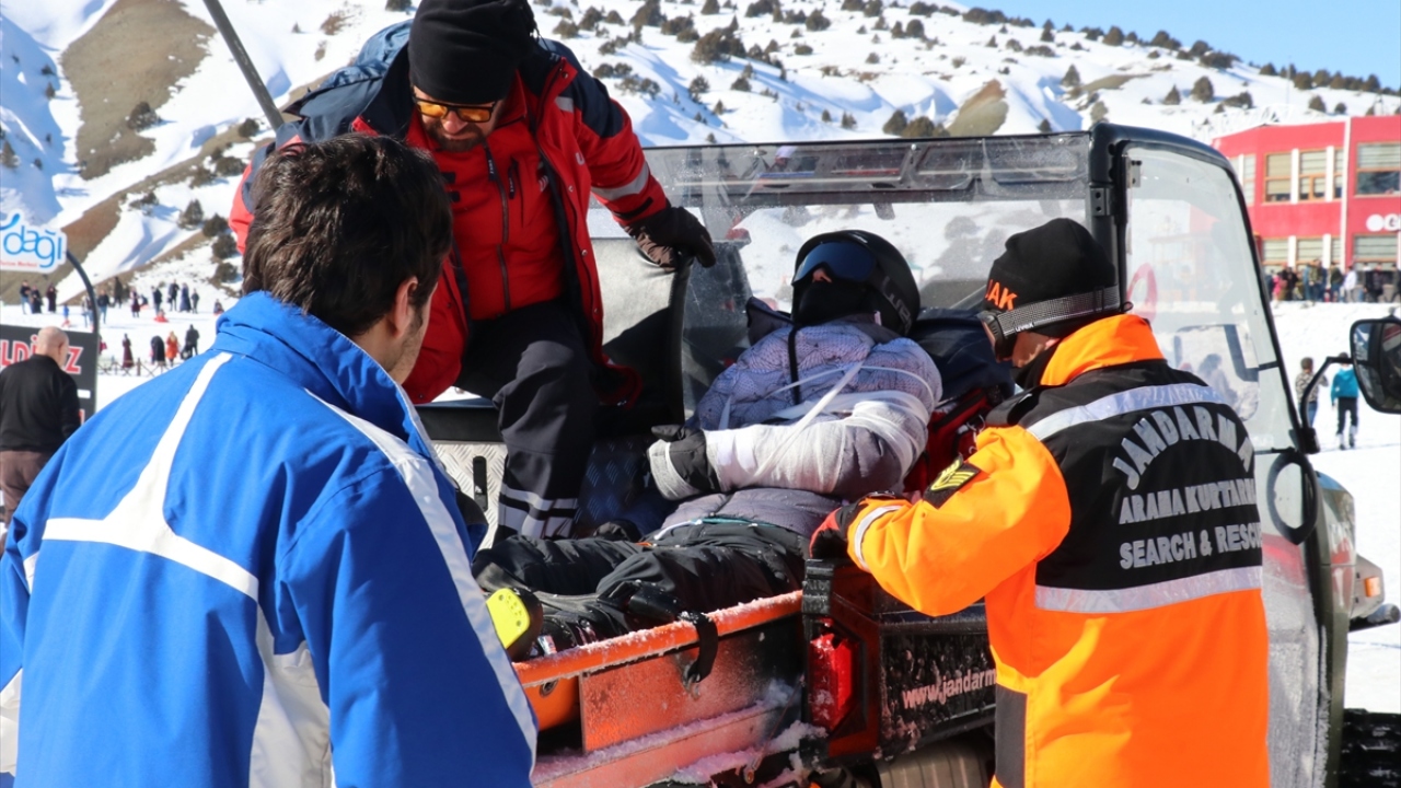 Kaybolma, yaralanma ve mahsur kalma olayları başta olmak üzere, birçok olaya anında müdahale eden Mehmetçik, bölgeye kayak yapmaya, gezmeye veya eğlenmeye gelen turistler ile vatandaşlara da huzur ve güven sağlıyor.