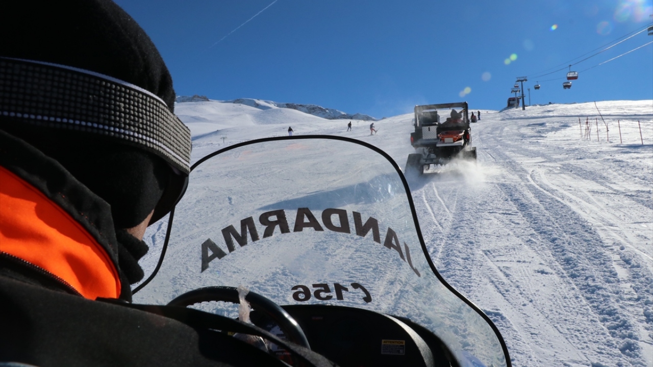 Timler, yabancı dil bilen usta kayakçıların yanı sıra aynı zamanda dağ arama ve kurtarma konusunda her türlü bilgi birikim ve ekipmana sahip askeri personelden oluşuyor.